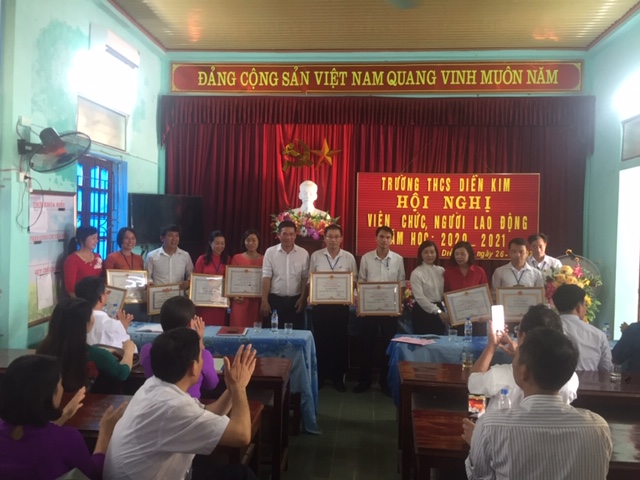 Trao thưởng cho giáo viên, nhân viên có thành tích trong năm học 2019 - 2020