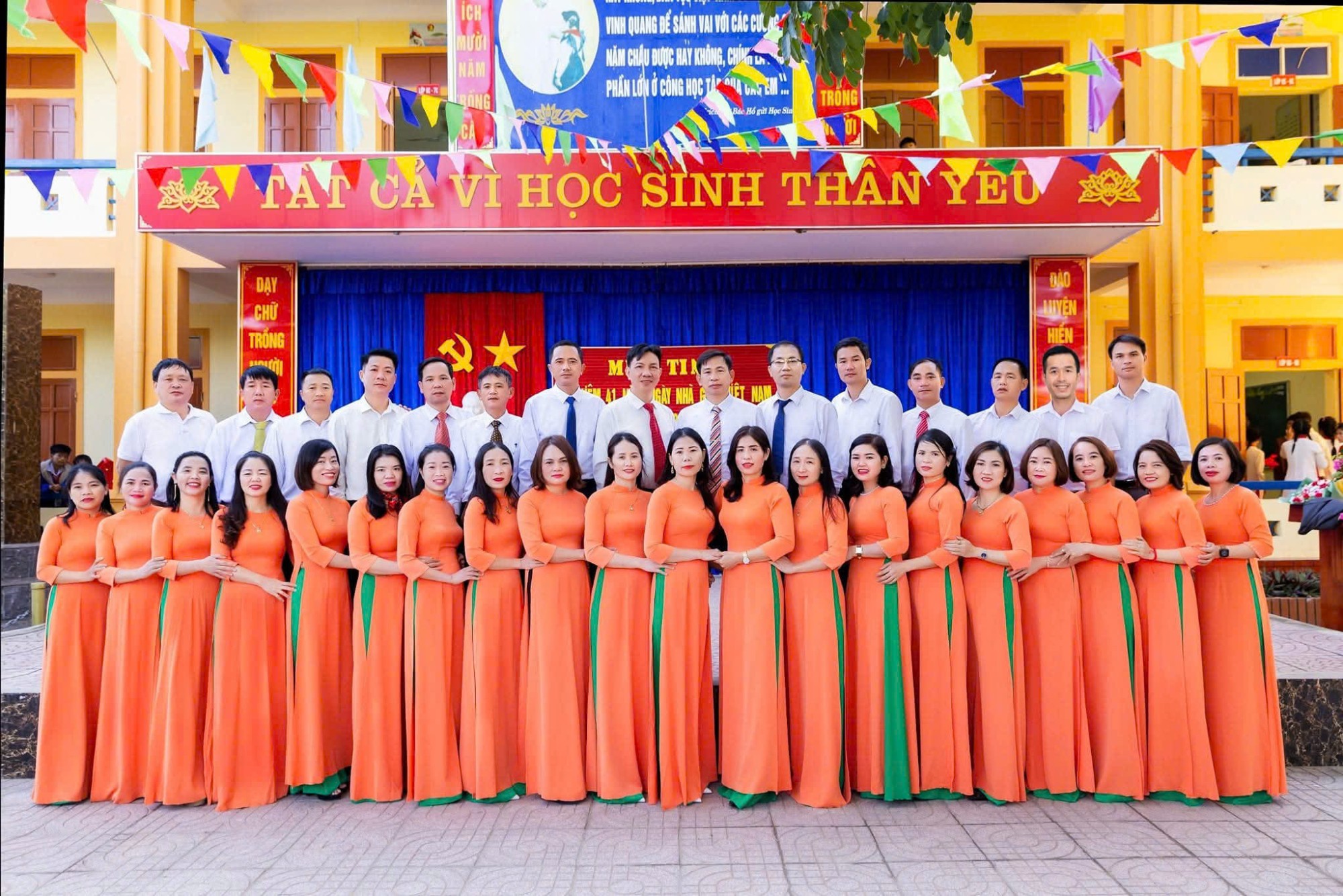 Tập thể cán bộ, giáo viên, nhân viên nhà trường - Năm học 2025-2026